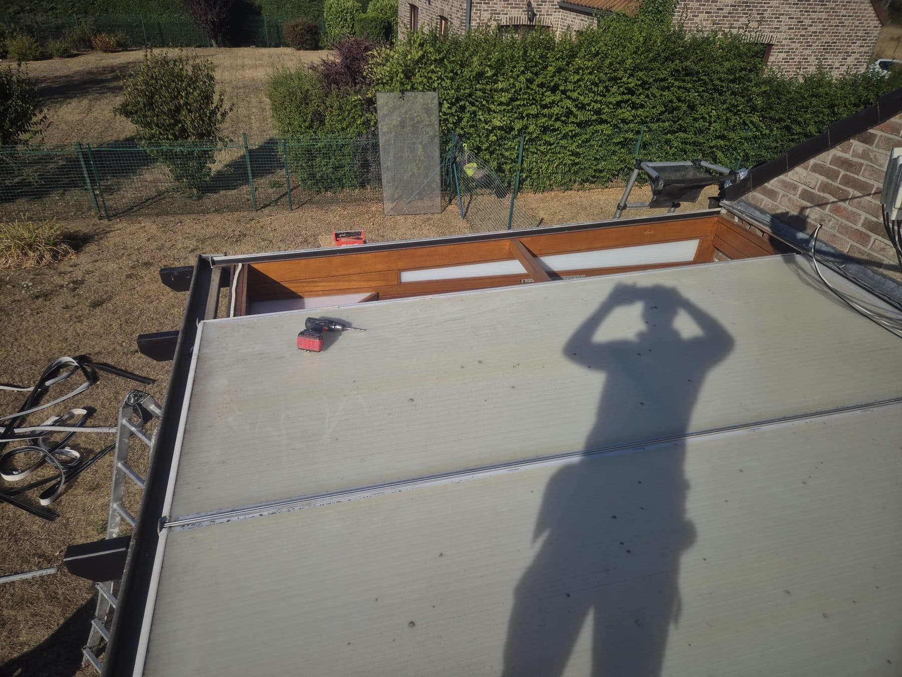 Pose des panneaux sur une toiture plate, gouttière en place