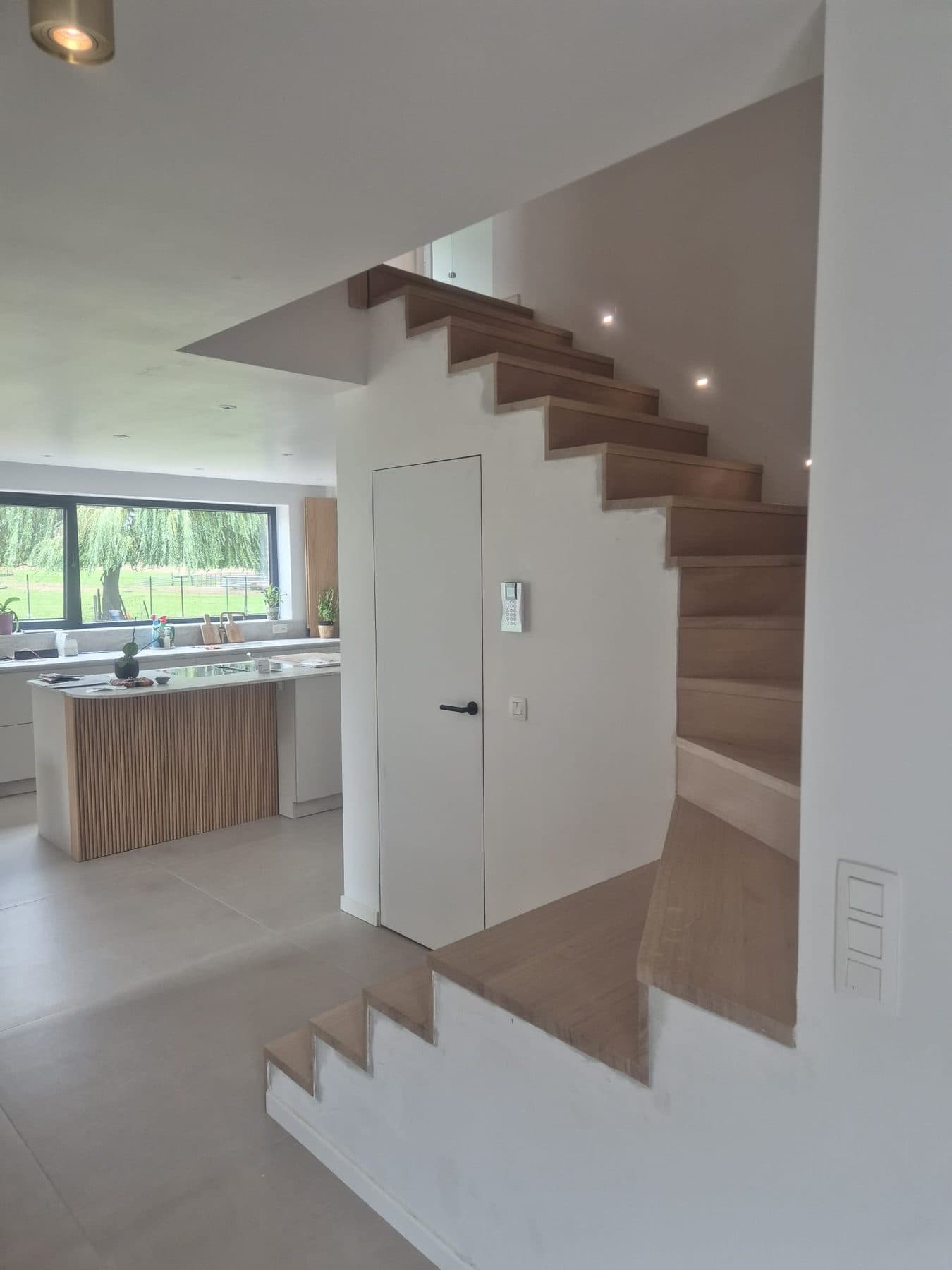 Escalier en chêne ouvert sur la cuisine, fabriqué et posé par Renovos