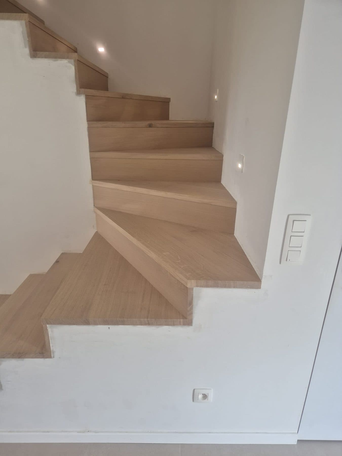 Détail d'un escalier en chêne à marches balancées