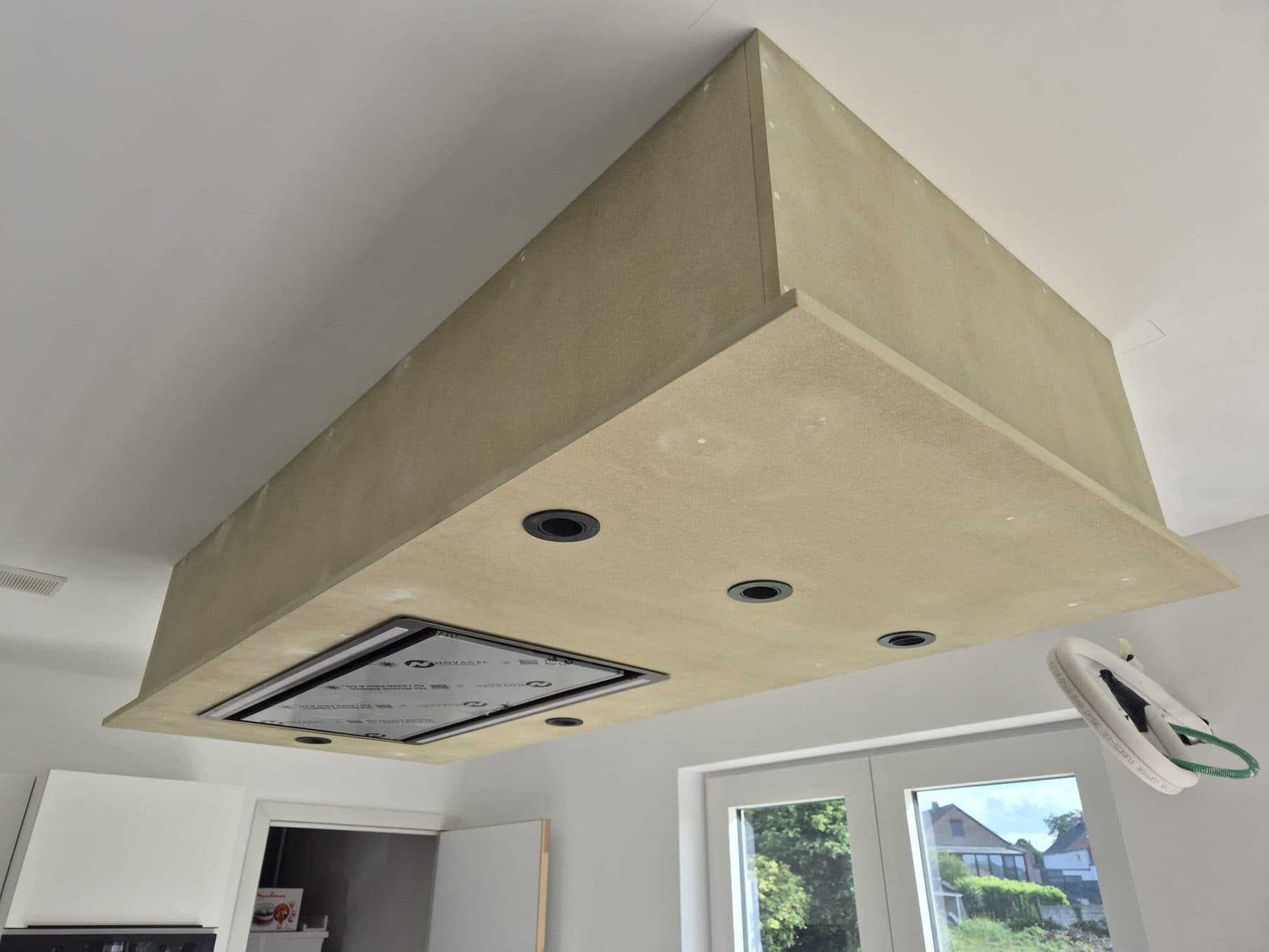 Caisson de hotte en bois, monté et peint sur place