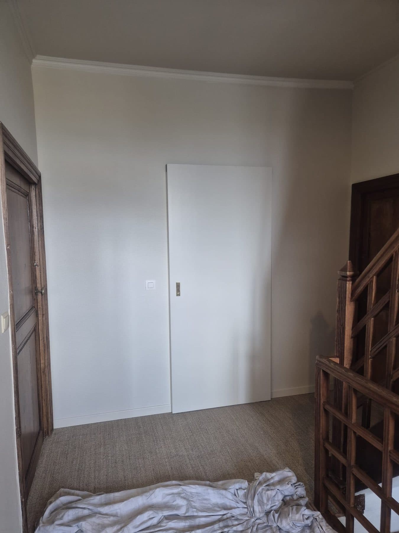 Un palier qui avait perdu sa porte, après les travaux